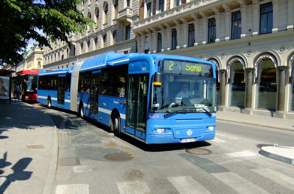 Frs Mitteleuropische Auge bereits etwas ungewohnt ist dieser Volvo-CNG-Gelenkbus, vermutlich ein Volvo 7500. Aufnahme am Kungstrgarden. 