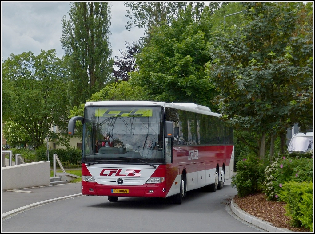 (FZ 8866)  Mercedes Benz Integro der CFL aufgenommen in der Nhe der Bushaltestelle am Bahnhof in Ettelbrck am  15.06.2013.