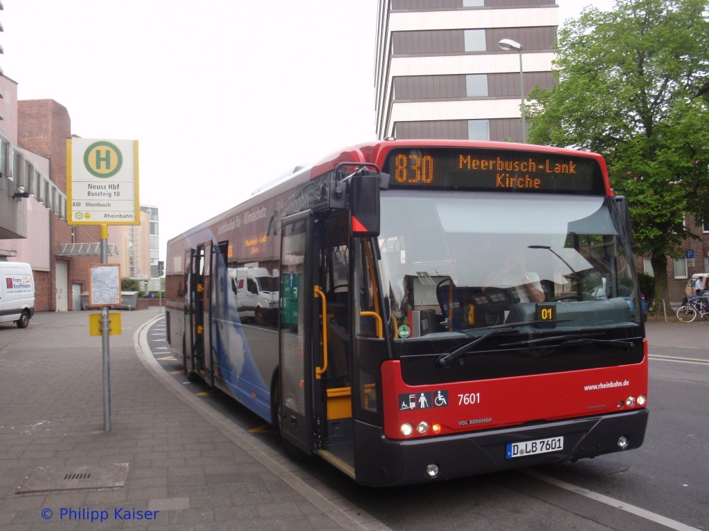 Ganz frisch im Rheinbahnfuhrpark. Einer der zwei neuen Leichtbaubusse der Rheinbahn. Sie wiegen im Vergleich zu  normalen  Solobussen ber zwei Tonnen weniger und sollen dadruch wesentlich weniger Treibstoff verbrauchen. Mit diesem neuen Bus hat sich der Rheinbahnfuhrpark um einen Hersteller nmlich VDl Berkhof erweitert.
Einen Tag nach der offiziellen Vorstellung  fhrt der bei der Rheinbahn unter der Wagennummer 7601 gefhrte Bus am 29.4.2010 bereits auf Linie. Hier steht 7601 gerade als Linie 830 an dem Start/Endpunkt Neuss HBF in Richtung Meerbusch Lank-Kirche. 
Besonderes gut gefallen mir dabei die nach auenschwenkenden Tren.