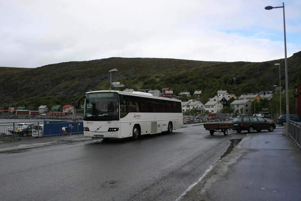 Ganz in weiss ist dieser Volvo 8700 in 12.9-Meter-Version am 24.6.2010 unterwegs in Hammerfest; An Bord sind Hurtigruten-Passagiere, welche den zweistndigen Aufenthalt in der nrdlichsten Stadt der Welt fr einen kleinen Landausflug bentzen. 