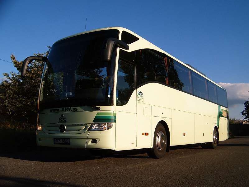 Gefhl als grosser Reisebusfahrer: fr 2 Tage fuhr ich diesen MB Tourismo II mit KFZ 2K5 8826 (Baujahr 2008 - unser neueste Reisebus!). Abgelichtet bei ehemaligen Skoda-Werk Ostrov, wo die legendren Skoda-Trolleybusse einst gefertigt waren... 11. 9. 2010