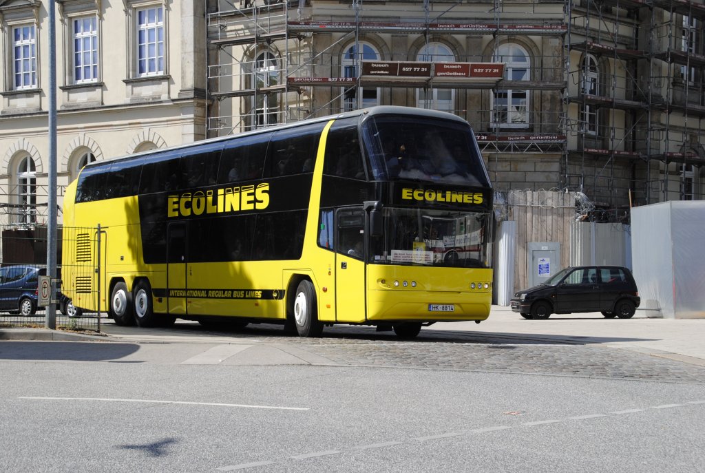 Gelber Neoplan Skyliner im Hamburg am 18.07.10.