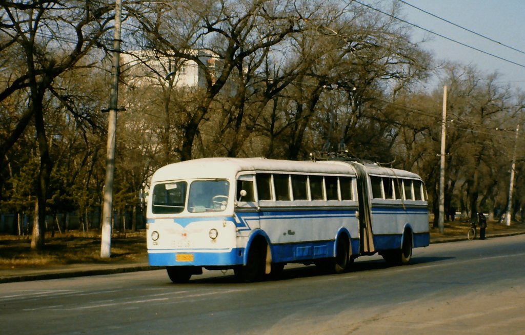 Gelenk-O-Bus in Harbin (China), aufgenommen am 29. Oktober 1984.