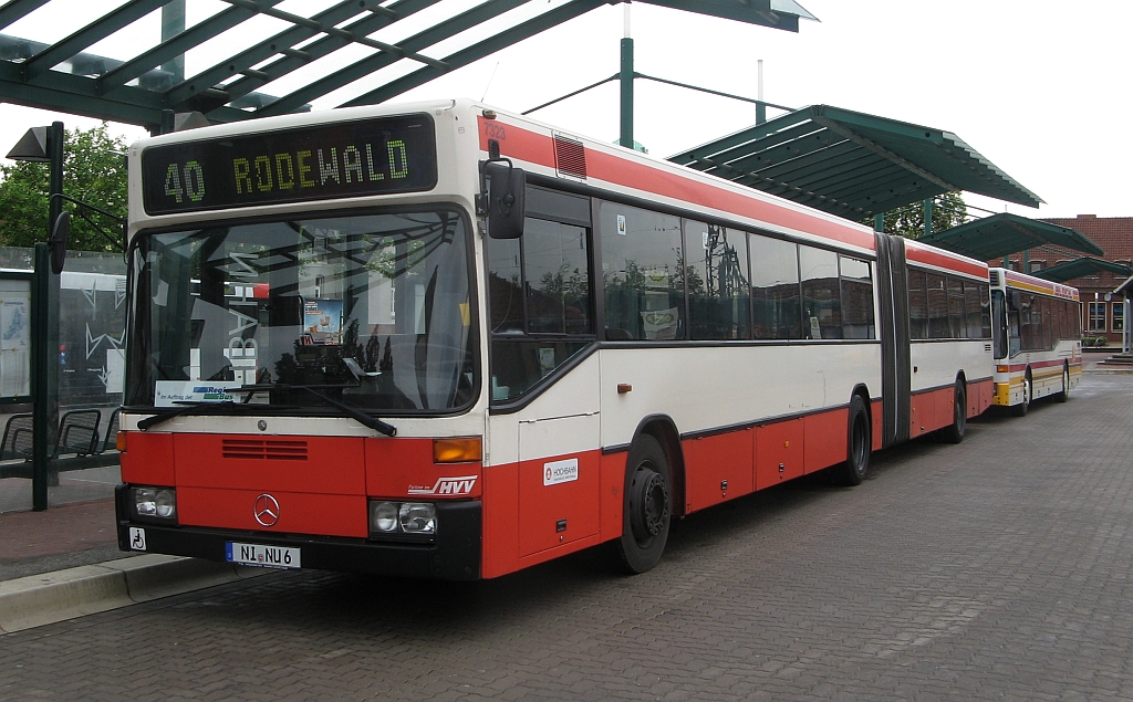 Gelenkbus im Hamburger-Hochbahn-Design in Nienburg/Weser, 20. Mai 2010.