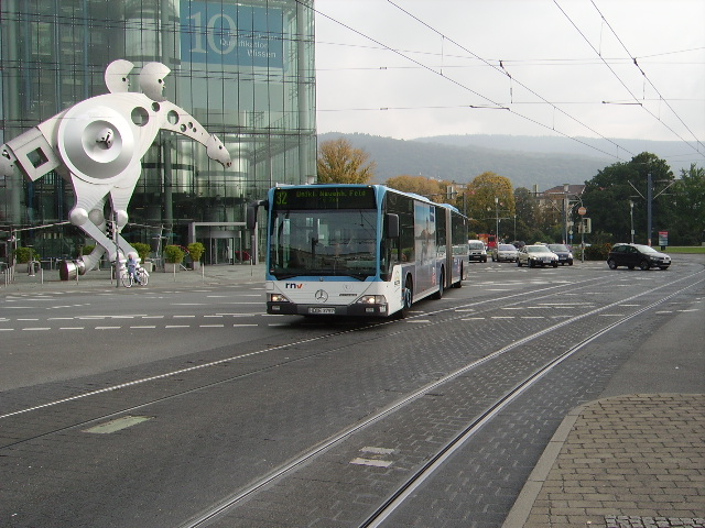Gelenkbus der Linie 32 des RNV am 15.10.10 beim Heidelberger Hbf.