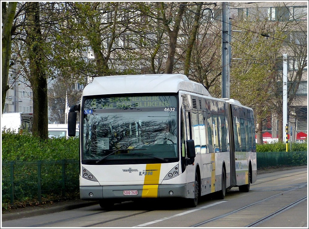 Gelenkbus VanHool auf der Linie 4 in Oostende unterwegs in Richtung Busbahnhof. 12.11.2011