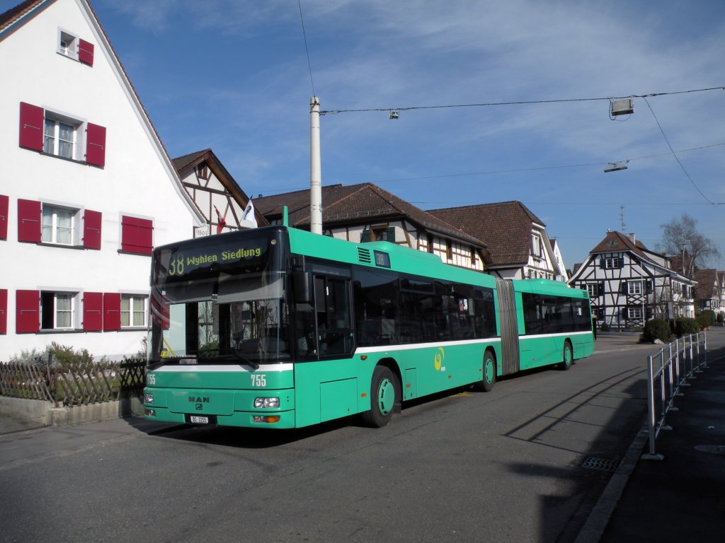 Gelenkbusse werden nicht oft auf der Linie 38 eingesetzt. Hier sehen wir den MAN Bus mit der Betriebsnummer 755 in Allschwil. Die Aufnahme stammt vom 08.02.2011.