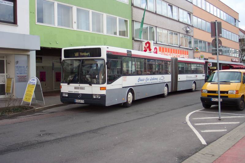 Gelenkzug Hther und Junkes i.A. der Saar-Pfalz-Bus. Ex-Rheinbahn O 405 G. Jan.2011 in Homburg auf Linie 508.