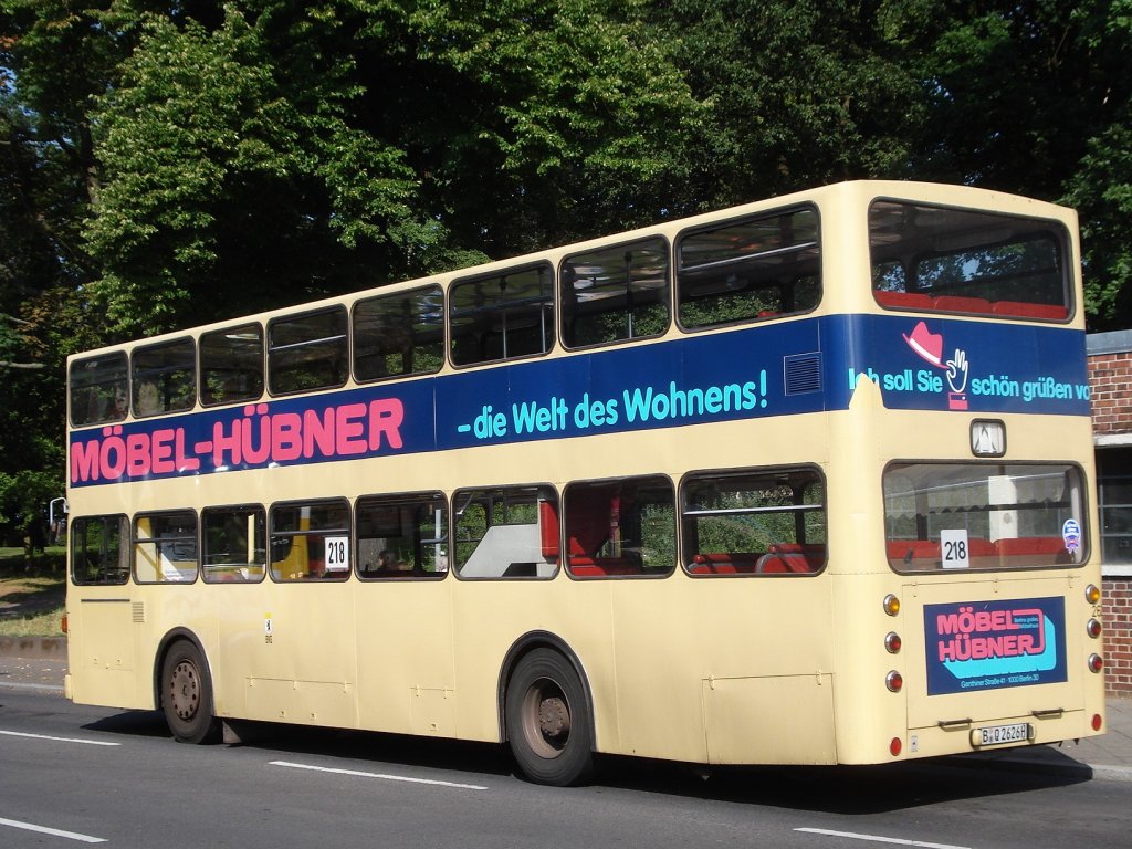 GERMANY > BERLIN > BAHNHOF WANNSEE

HISTORICAL CITY-BUS (Traditionsbus Berlin )

MAN SD 200 Baujahre 1974 - 1985, 956 Stck
Wagen # 2626  von 1974
Motor: MUXH 2566 , 192 PS, 11 liter
2-Gang -  Automatik-Getriebe von VOITH

Der Bus fhrt zusammen mit anderen historischen Autobussen des Traditionsbus-Vereins regulr im Fahrgastbetrieb auf der Linie 218 (U-Bf. Thedor-Heuss-Platz > Pfaueninsel) 
PLEASE VISIT :http://www.traditionsbus.de/Fahrzeuge/sd_2626.htm