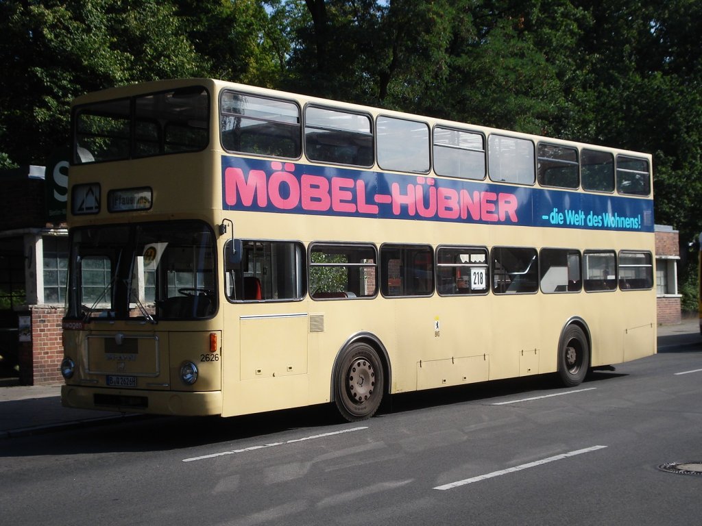 GERMANY > BERLIN > BAHNHOF WANNSEE

HISTORICAL CITY-BUS (Traditionsbus Berlin )

MAN SD 200 Baujahre 1974 - 1985, 956 Stck
Wagen # 2626  von 1974
Motor: MUXH 2566 , 192 PS, 11 liter
2-Gang -  Automatik-Getriebe von VOITH

Der Bus fhrt zusammen mit anderen historischen Autobussen des Traditionsbus-Vereins regulr im Fahrgastbetrieb auf der Linie 218 (U-Bf. Thedor-Heuss-Platz > Pfaueninsel) 

PLEASE VISIT : http://www.traditionsbus.de/Fahrzeuge/sd_2626.htm