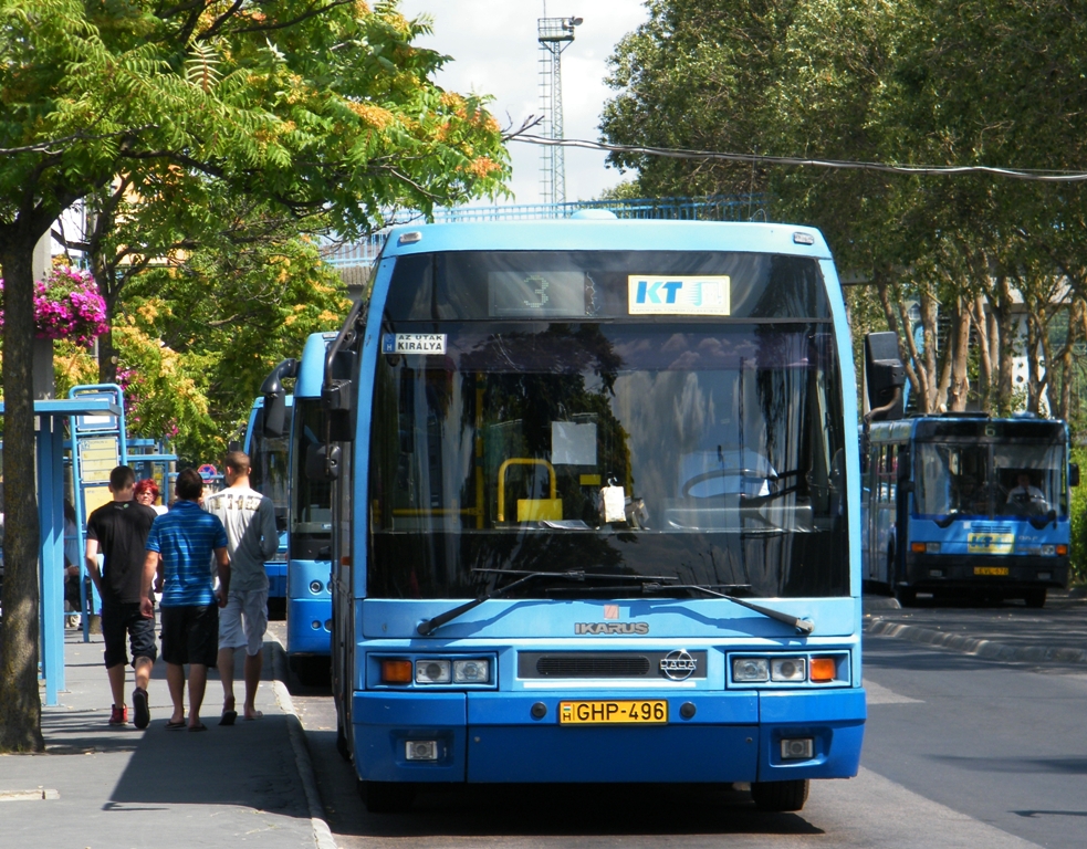 GHP-496 (KT ZRT. Ikarus EAG E94) wartet in Kaposvr, am 06. 07. 2011. 