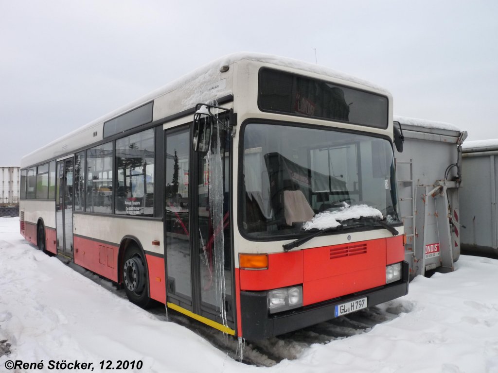 GL-H 797 am 29.12.2010 im Gewerbegebiet Zinkhtte. Der Bus ist gegenber der Krger-Fabrik abgestellt, da er nur als Schulbus eingesetzt wird. Es handelt sich um den ehemaligen Hochbahn Wagen 1725 welcher im SOmmer 2010 nach Bergisch Gladbach gelangte