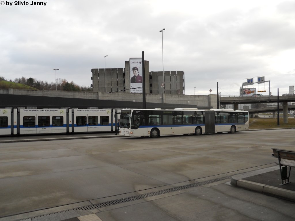 Glattalbus und Glattalbahn am 11.12.2010 beim Flughafen Zrich, wo die VBG oftmals hnliche Bilder mit Bus und Tram macht, um so auf den gegenseitigen Anschluss der Verkehrsmittel aufmerksam zu machen. Bei meinem ''Fotoshooting'' waren vorne der Eurobus Nr. 97 (Mercedes Citaro 530G) und hinten die Cobra 3079 beteiligt.
