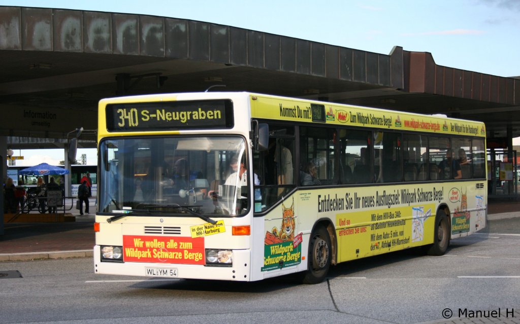 Globetrotter Reisen (WL YM 54) mit Werbung fr den Wildpark Schwarze Berge.
Aufgenommen am ZOB Harburg. 
Ich finde das dieser MB 405 N1 der schnste Bus in Hamburg ist.