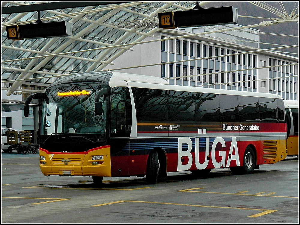 (GR 162990) Dieser MAN Lion´s Regio mit Vollwerbung fr das Bndner Generalabo wurde von mir am 23.12.2009 in Chur aufgenommen.