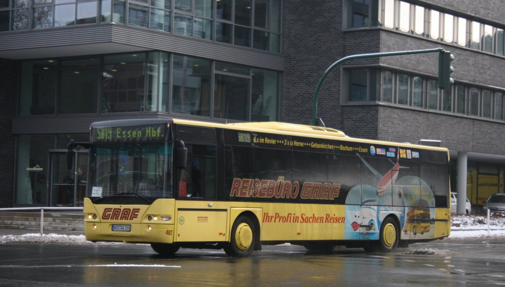 Graf Reisen 402 (HER AG 155) mit dem SB19 zum HBF Essen.
Aufgenommen auf der Helbingstr. am 5.1.2010.