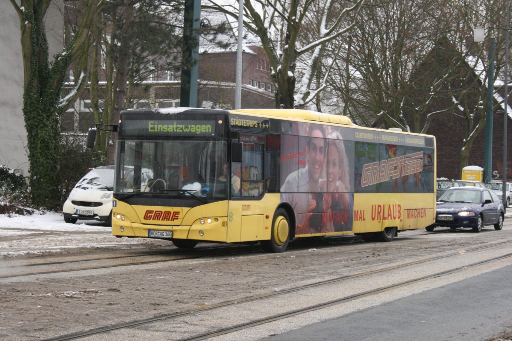 Graf Reisen 419 (HER AG 160) mit einer Sonderfahrt aus Gelsenkirchen zur Erffnung der Ruhr 2010.
Aufgenommen an der Zeche Zollverein am 10.1.2010.