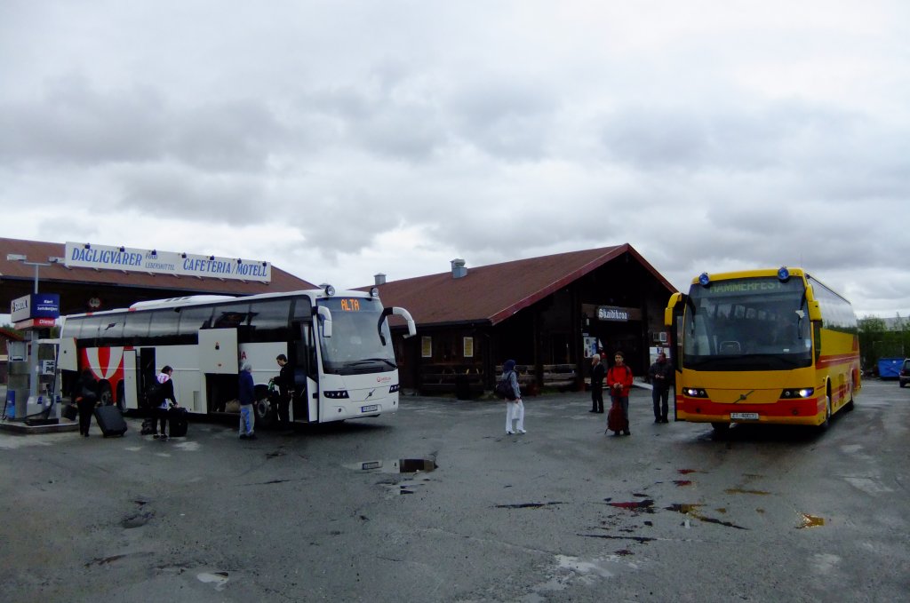 Hammerfest, nrdlichste Stadt der Welt, liegt nicht an der Hauptverkehrsroute Richtung Norkapp; In Skaidi besteht aber Anschluss an alle Kurse der Linie Alta - Olderfjord - Honningsvg. Die Aufnahme von 24.6.2010 zeigt den fabrikneuen 9700 auf dem Morgenkurs nach Alta und den Hammerfest-Kurswagen, ein krzerer Wagen derselben Serie, aber mit Vest-Aufbau. 