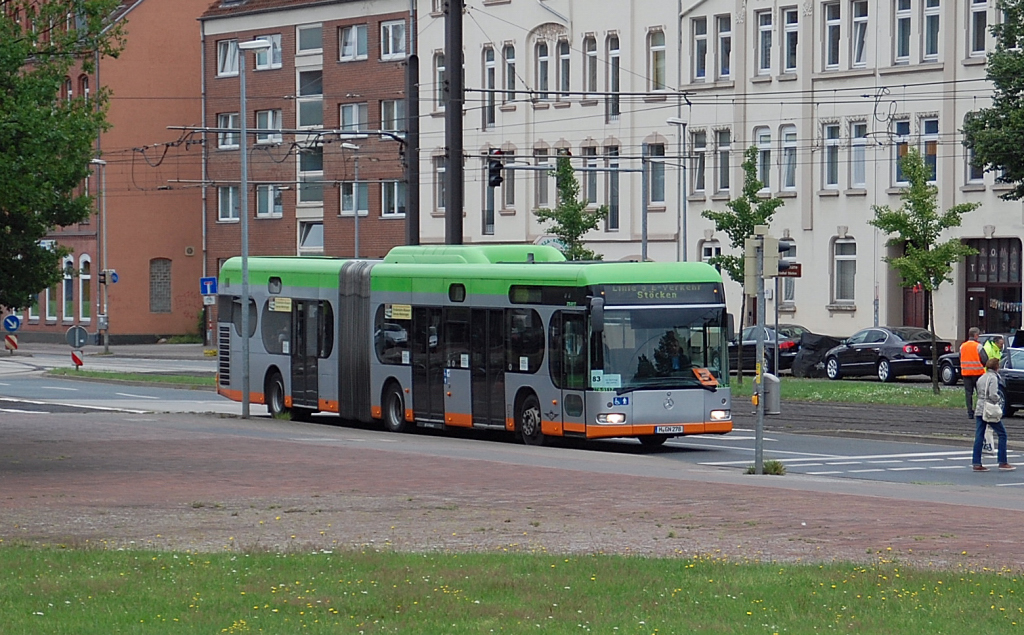 Hannover.Am Sonntag den 24 Juli 2011 war die Straßenbahnlinie 5 in Stöcken unterbrochen, wegen einer Baustelle. Dafür bot die ÜSTRA Ersatzverkehr mit Gelenkbussen an. Hier ist ein Bus am städtischen Friedhof Stöcken zu sehen.