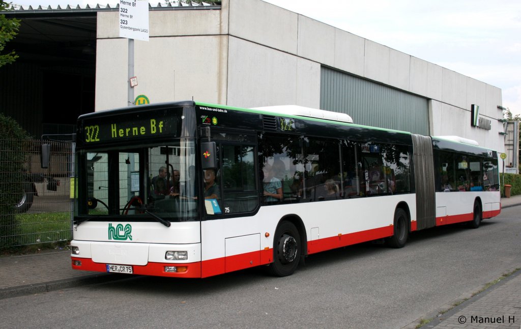 HCR 75 (HER CR 75) mit der Linie 322 nach Herne Bahnhof.
Herne Wanne Eickel, 10.8.2010.