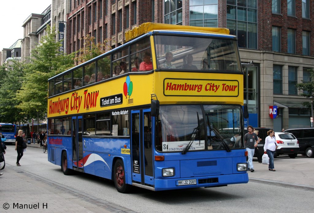 HCT Stadtrundfahrten (HH JZ 2009).
Hier kommt der Bus die M hochgefahren um Richtung HBF weiter zu Fahren.
Aufgenommen auf der M am 2.9.2010.