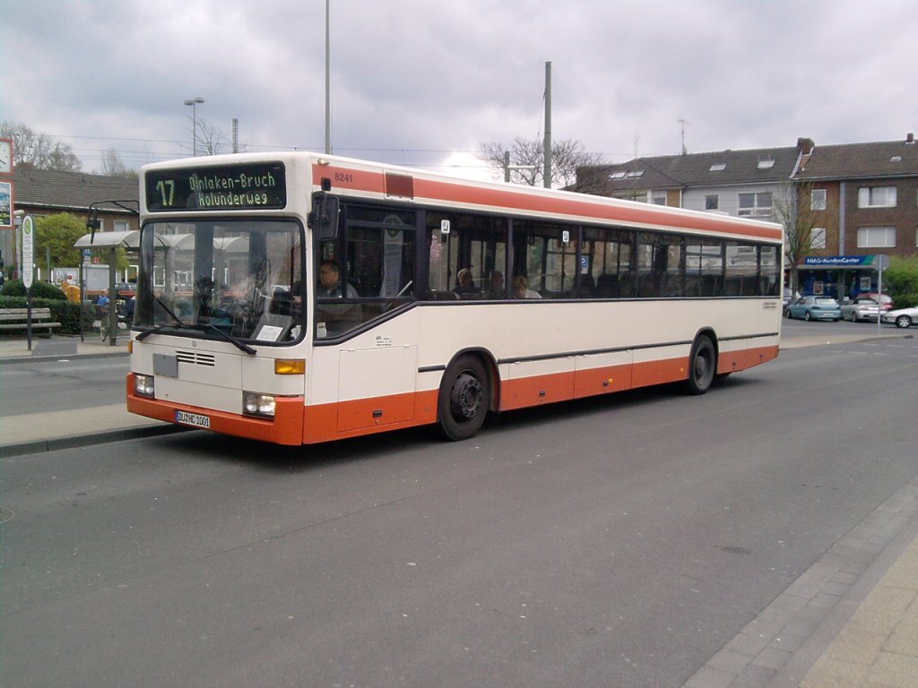 HDC Bus mit der Nummer 8241 am Dinslakener Bf.
Der Bus fhrt im Auftrag der NIAG die Linie 17 zum Holunderweg im Stadtteil Bruch.