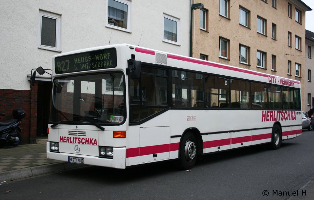 Herlitschka (NE TH 7000).
Aufgenommen am Steinber in Dsseldorf, 12.9.2010.
Dieser Bus war mal bei der Hochbahn im Einsatz mit der Nummer 1145.