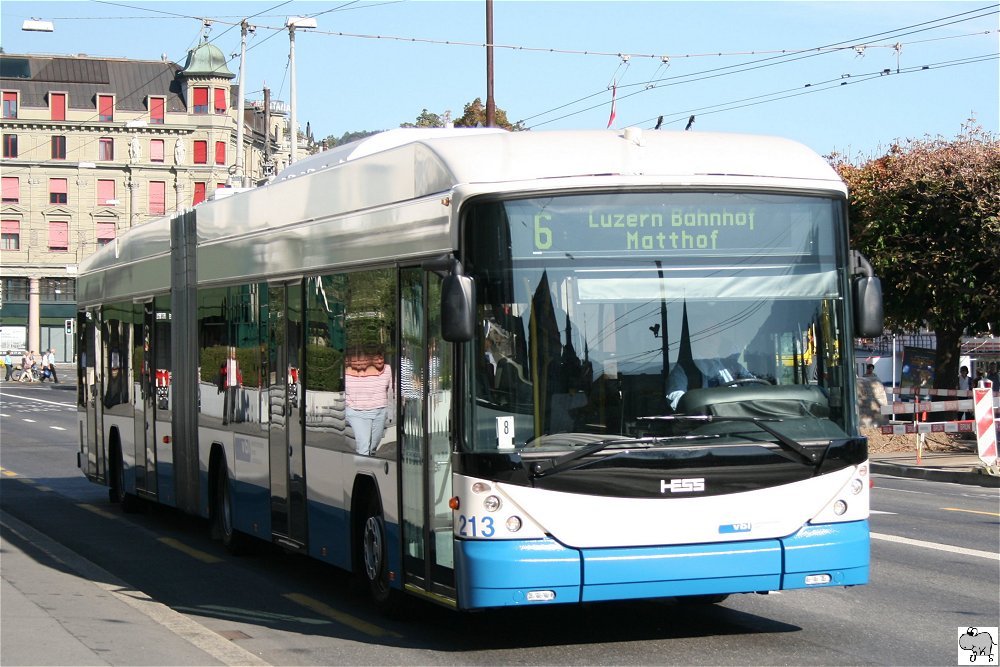 Hess BGT-N2C  Swisstrolley 3  (Facelift 2009) Gelenktrolleybus # 213 der Verkehrsbetriebe Luzern (vbl) auf den Weg zum Bahnhof am 7. Oktober 2009.