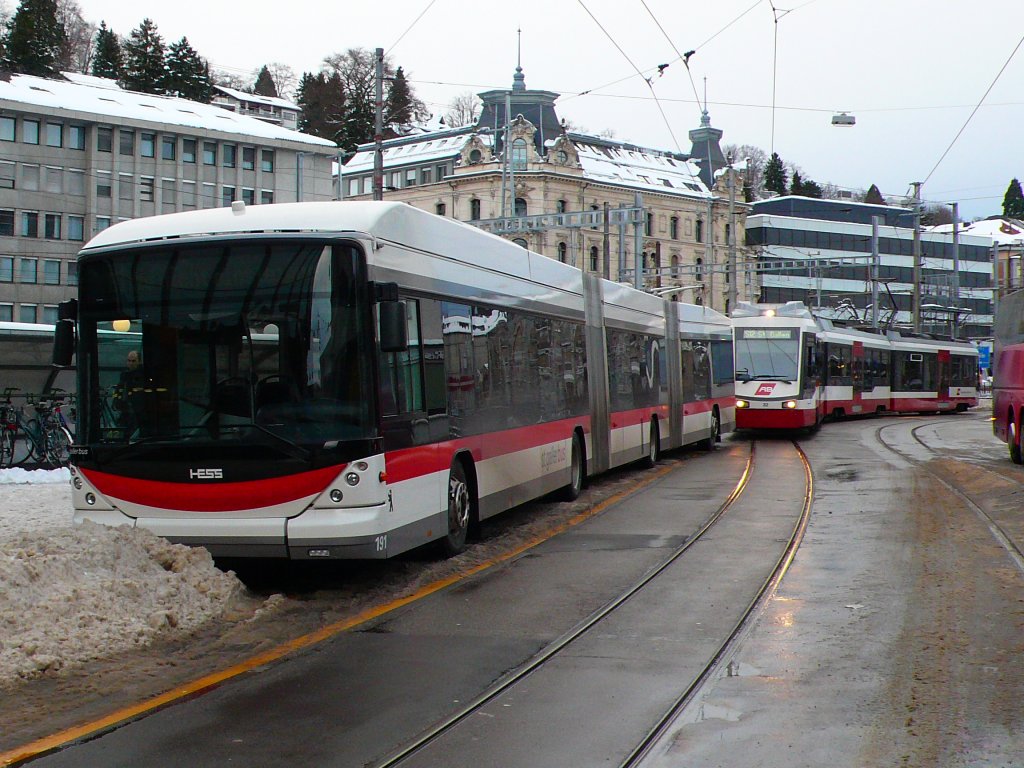 Hess Doppelgelenktrolleybus 191 parkiert beim Hauptbahnhof versperrt der Appenzellerbahn die Weiterfahrt am 19.12.2011.