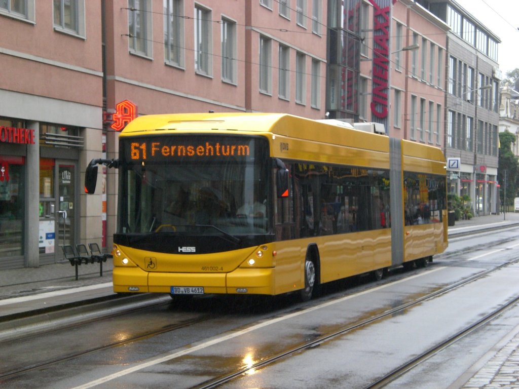 Hess Swisshybrid auf der Linie 61 nach Loschwitz Fernsehturm an der Haltestelle Blasewitz Schillerplatz.(31.7.2011)