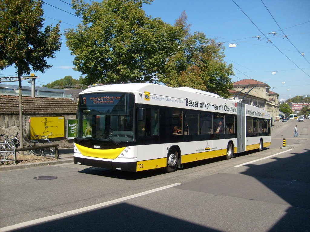 Hess-Swisstrolley3 Nr. 102 am 31.8.2011 beim HB Schaffhausen.