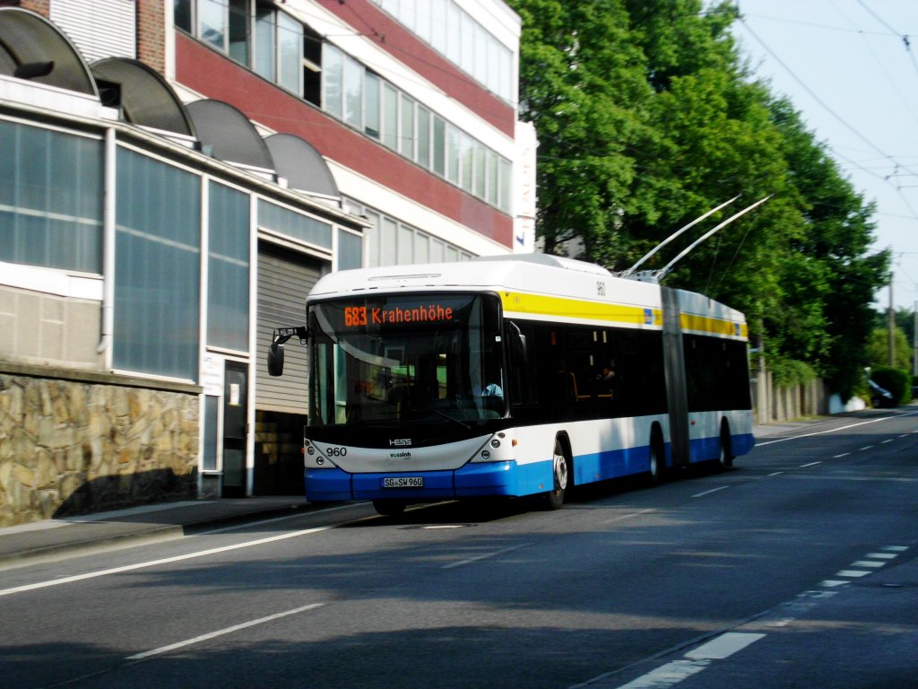  Hess Trolleybus BGT-N2C auf der Linie 683 nach Solingen Krähenhöhe an der Haltestelle Solingen Graf-Wilhem-Platz.(23.7.2013) 