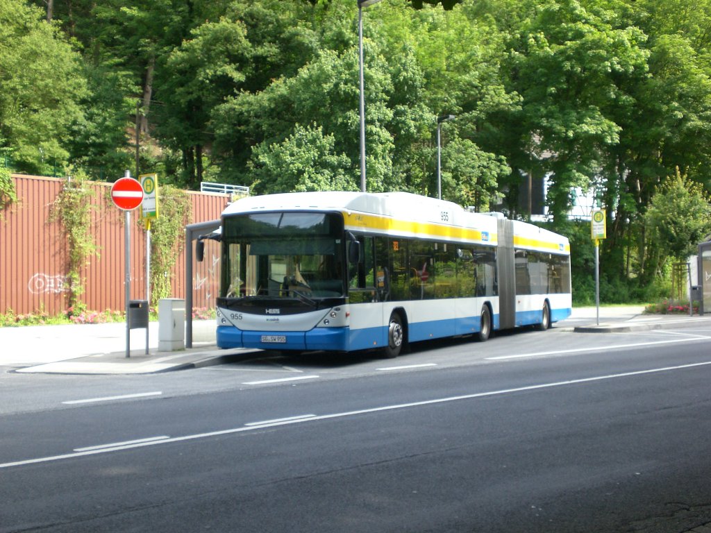 Hess Trolleybus BGT-N2C auf der Linie 683 nach Wuppertal Vohwinkel Schwebebahn an der Haltestelle Solingen Burger Bahnhof.(4.7.2012)
 
