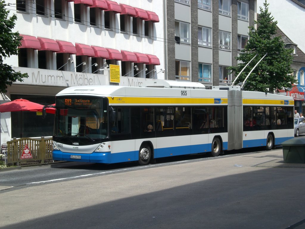 Hess Trolleybus BGT-N2C auf der Linie 683 nach Solingen Burger Bahnhof an der Haltestelle Solingen Mhlenplatz.(4.7.2012)
 
