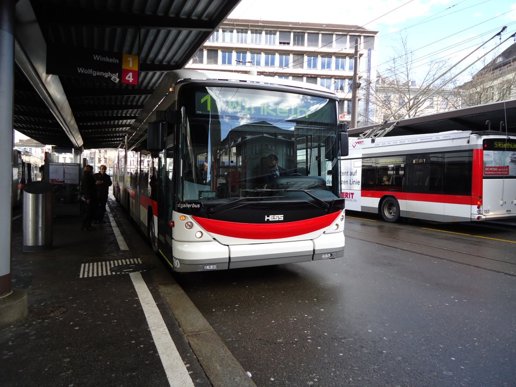 Hess Trolleybus der Linie 1 nach Winkeln am 8.1.11 beim Bahnhof S.Gallen.