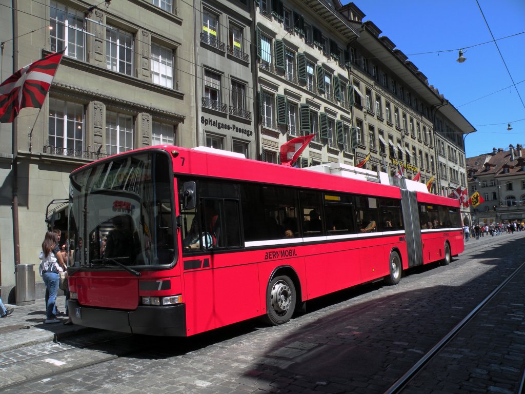 Hess Trolleybus mit der Betriebsnummer 07 auf der Linie 12 in der Spitalgasse in Bern. Die Aufnahme stammt vom 18.05.2011.
