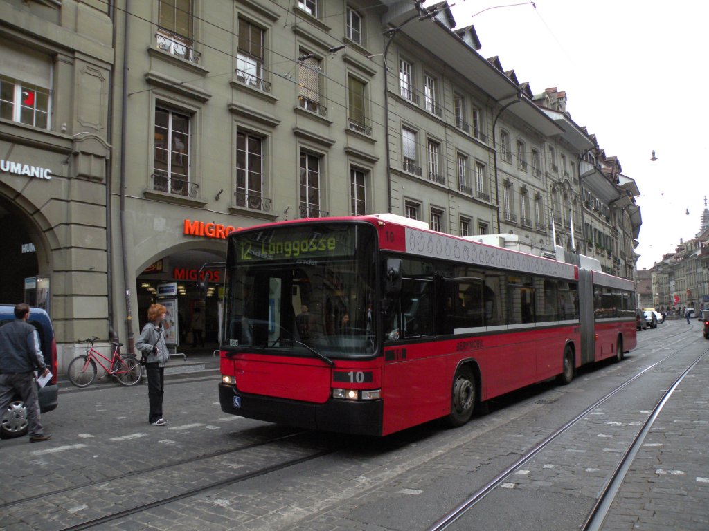 Hess Trolleybus mit der Betriebsnummer 10 auf der Linie 12 an der Marktgasse in Bern. Die Aufnahme stammt vom 14.04.2011.