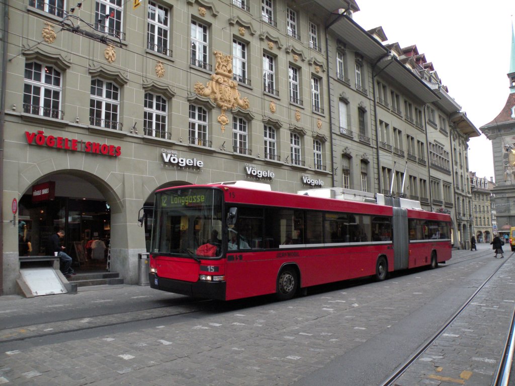 Hess Trolleybus mit der Betriebsnummer 15 auf der Linie 12 an der Zeughausgasse in Bern. Die Aufnahme stammt vom 14.04.2011.