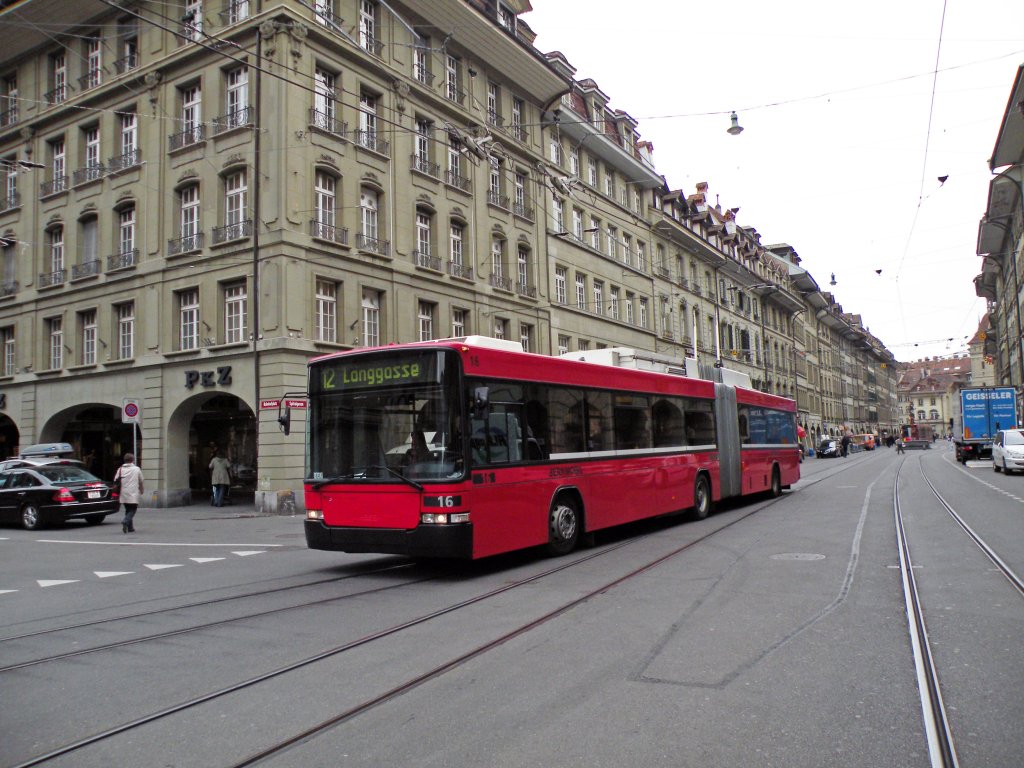 Hess Trolleybus mit der Betriebsnummer 16 auf der Linie 12 an der Spitalgasse in Bern. Die Aufnahme stammt vom 14.04.2011.