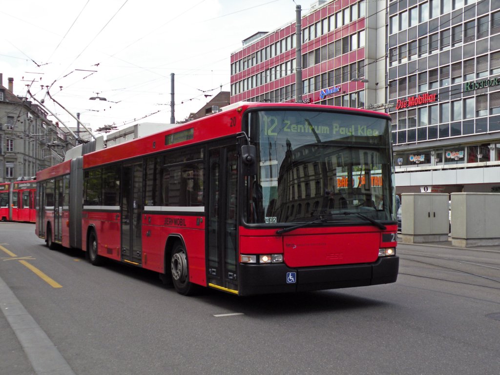 Hess Trolleybus mit der Betriebsnummer 20 auf der Linie 12 am Bubenbergplatz in Bern. Die Aufnahme stammt vom 14.04.2011.