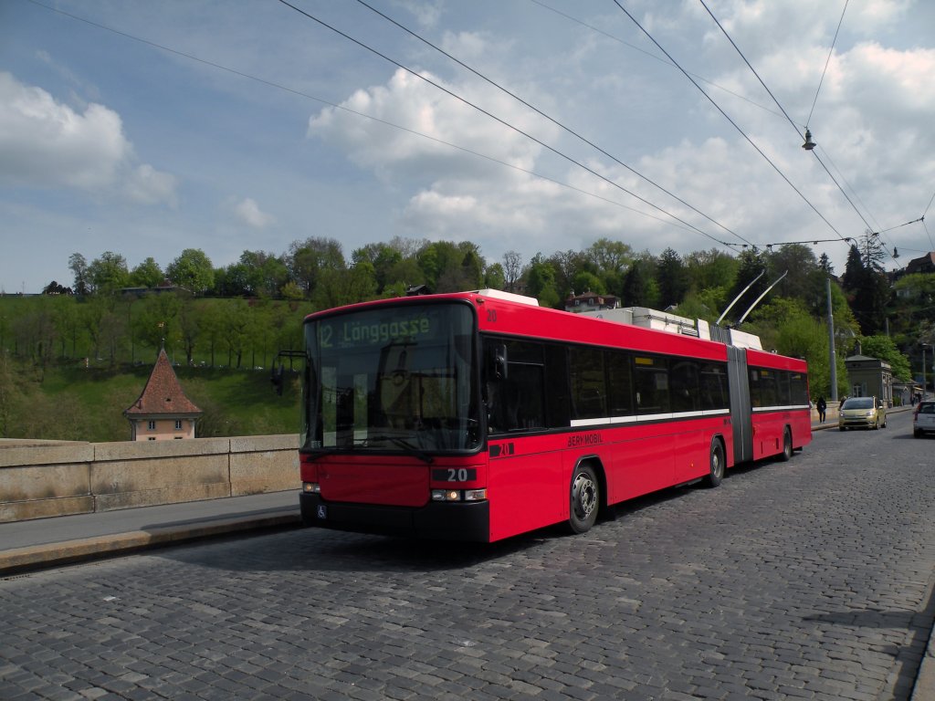 Hess Trolleybus mit der Betriebsnummer 20 auf der Linie 12 auf der Nydegbrcke in Bern. Die Aufnahme stammt vom 14.04.2011.
