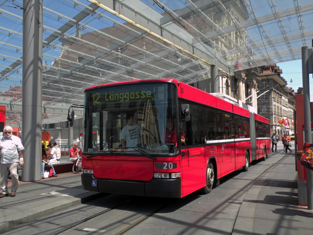 Hess Trolleybus mit der Betriebsnummer 20 auf der Linie 12 beim Bahnhof in Bern. Die Aufnahme stammt vom 18.05.2011.