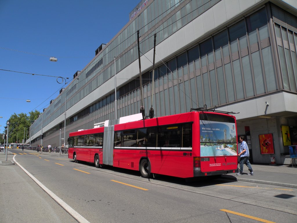 Hess Trolleybus mit der Betriebsnummer 20 auf der Linie 12 an der Schanzenstrasse in Bern. Die Aufnahme stammt vom 18.05.2011.