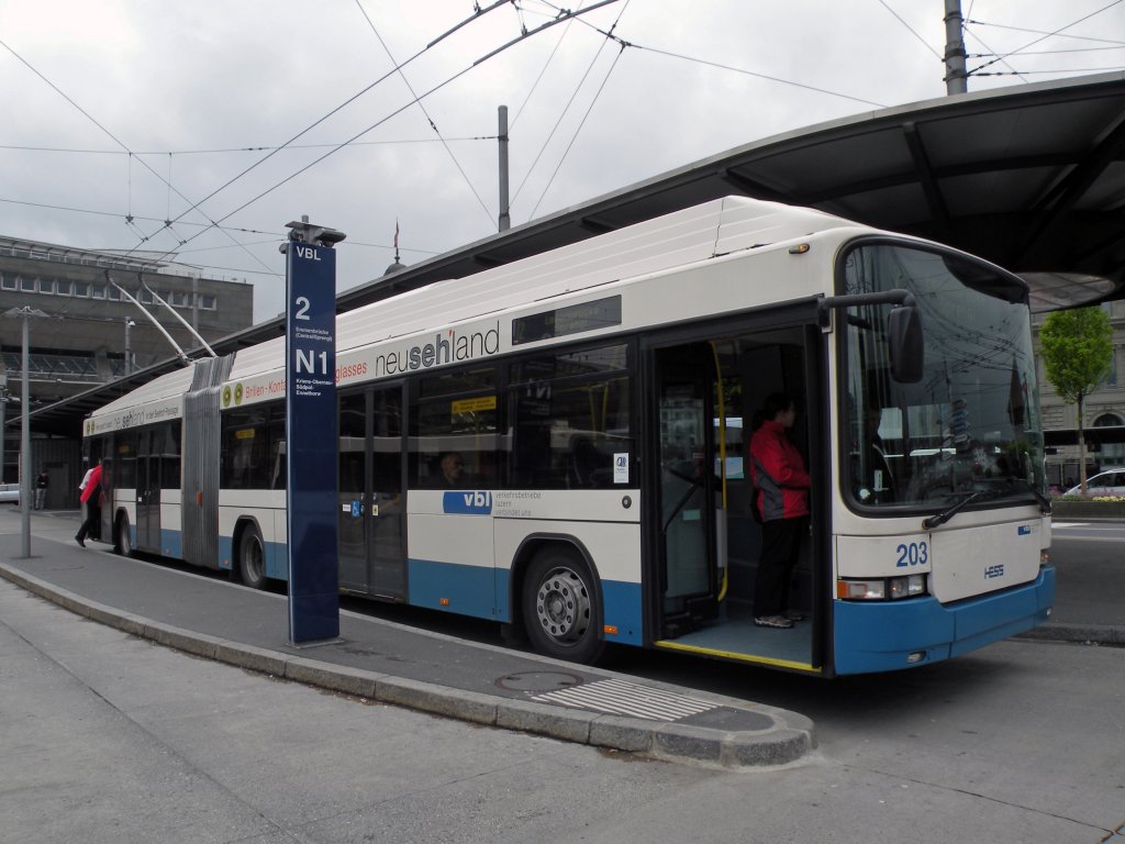 Hess Trolleybus mit der Betriebsnummer 203 wartet am Bahnhof Luzern auf seine Abfahrtszeit. Die Aufnahme stammt vom 04.05.2010.