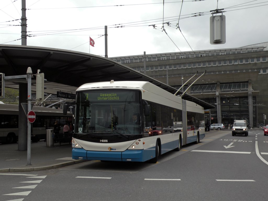 Hess Trolleybus mit der Betriebsnummer 211 auf der Linie 7 am Bahnhof Luzern. Die Aufnahme stammt vom 04.05.2010.