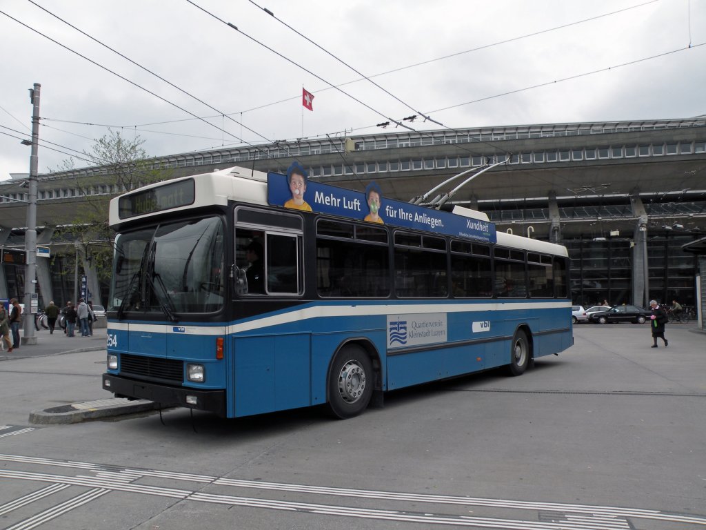 Hess Trolleybus mit der Betriebsnummer 254 am Bahnhof Luzern auf der Linie 4. Die Aufnahme stammt vom 04.05.2010.