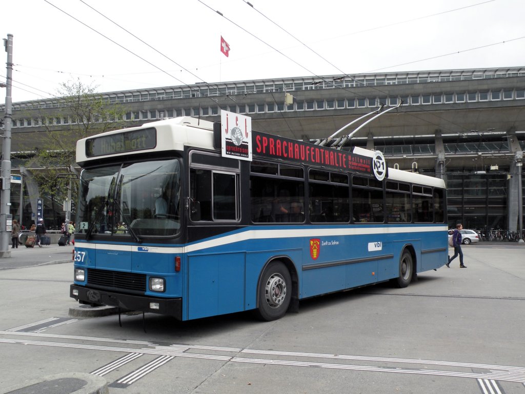 Hess Trolleybus mit der Betriebsnummer 257 am Bahnhof Luzern auf der Linie 4. Die Aufnahme stammt vom 04.05.2010.