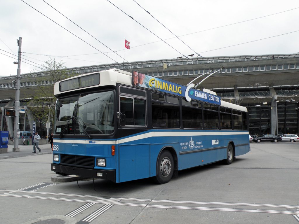 Hess Trolleybus mit der Betriebsnummer 258 am Bahnhof Luzern auf der Linie 4. Die Aufnahme stammt vom 04.05.2010.