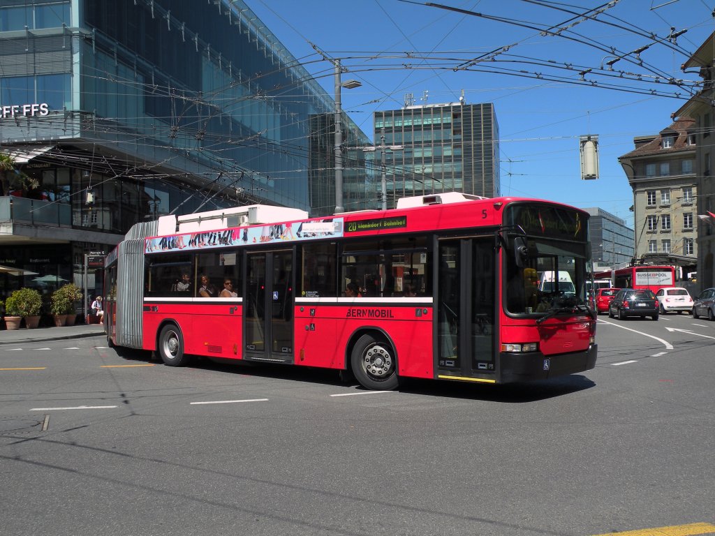Hess Trolleybus mit der Betriebsnummer 5 auf der Linie 20 am Bahnhof in Bern. Die Aufnahme stammt vom 18.05.2011.