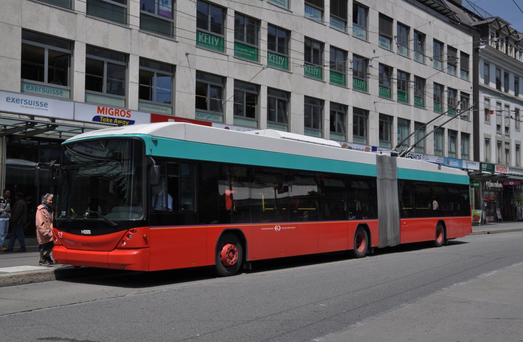 Hess Trolleybus mit der Betriebsnummer 52 auf der Linie 4 am Guisanplatz. Die Aufnahme stammt vom 24.05.2012.